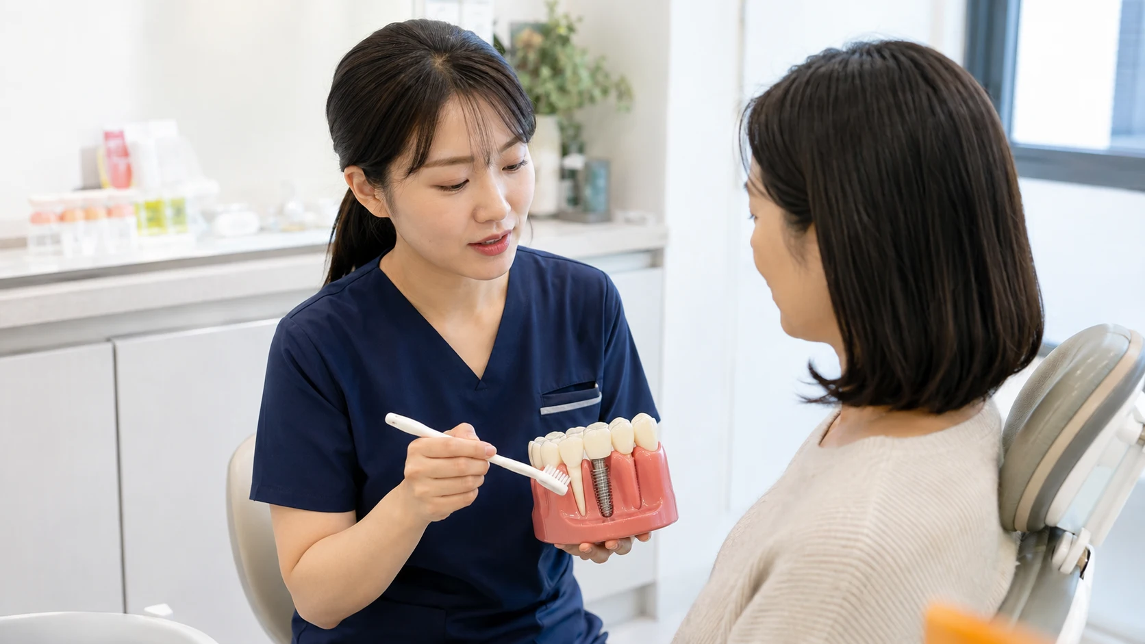 어금니 임플란트 당뇨 관리 상태를 설명하는 장면